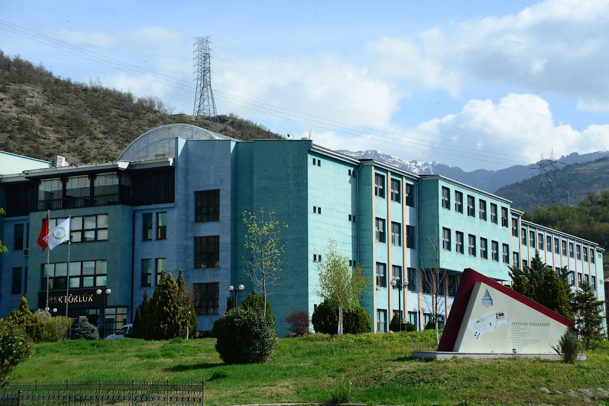 ARTVİN ÇORUH ÜNİVERSİTESİ Kampüs Fotoğrafı