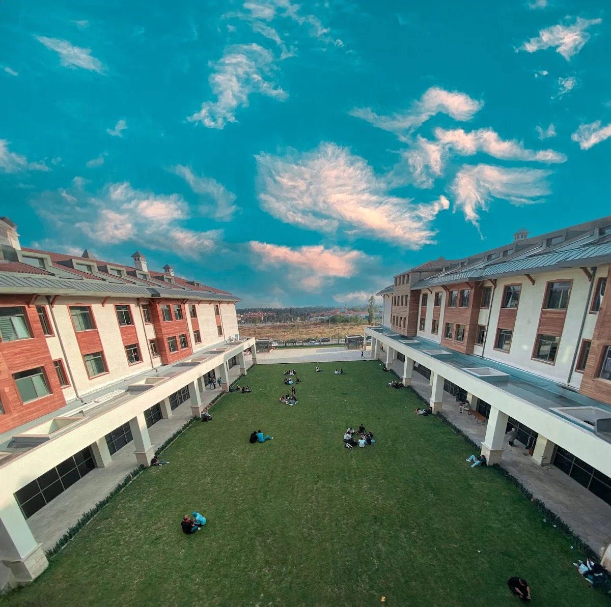 BİRUNİ ÜNİVERSİTESİ Kampüs Fotoğrafı