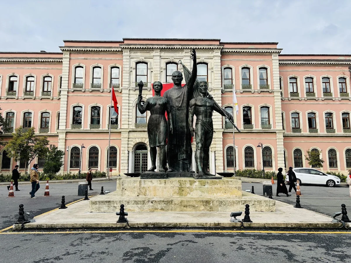 İSTANBUL ÜNİVERSİTESİ