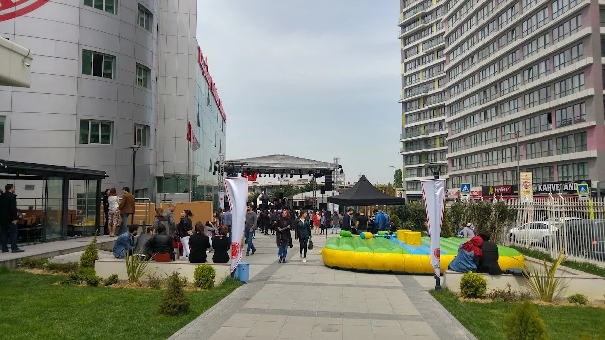 İSTANBUL YENİ YÜZYIL ÜNİVERSİTESİ Kampüs Fotoğrafı