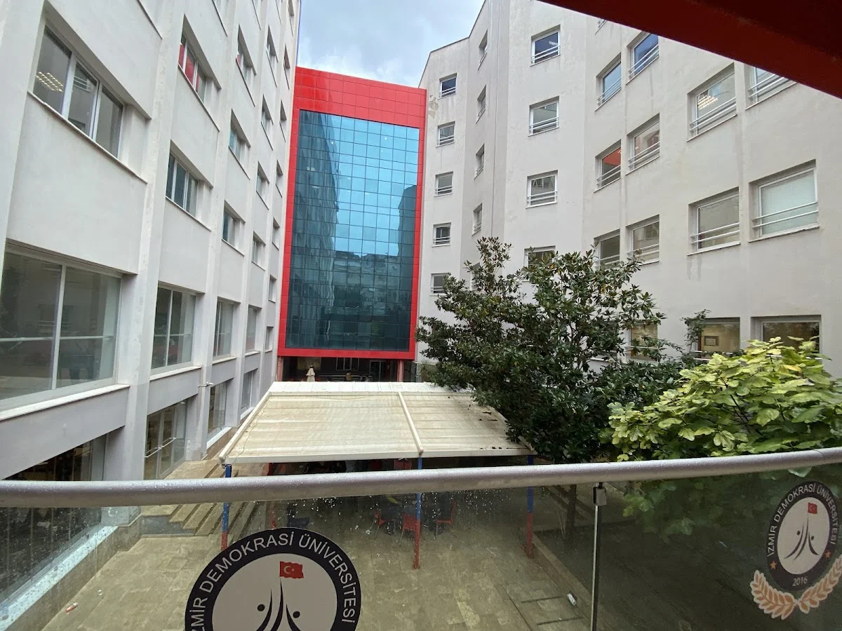 İZMİR DEMOKRASİ ÜNİVERSİTESİ Kampüs Fotoğrafı