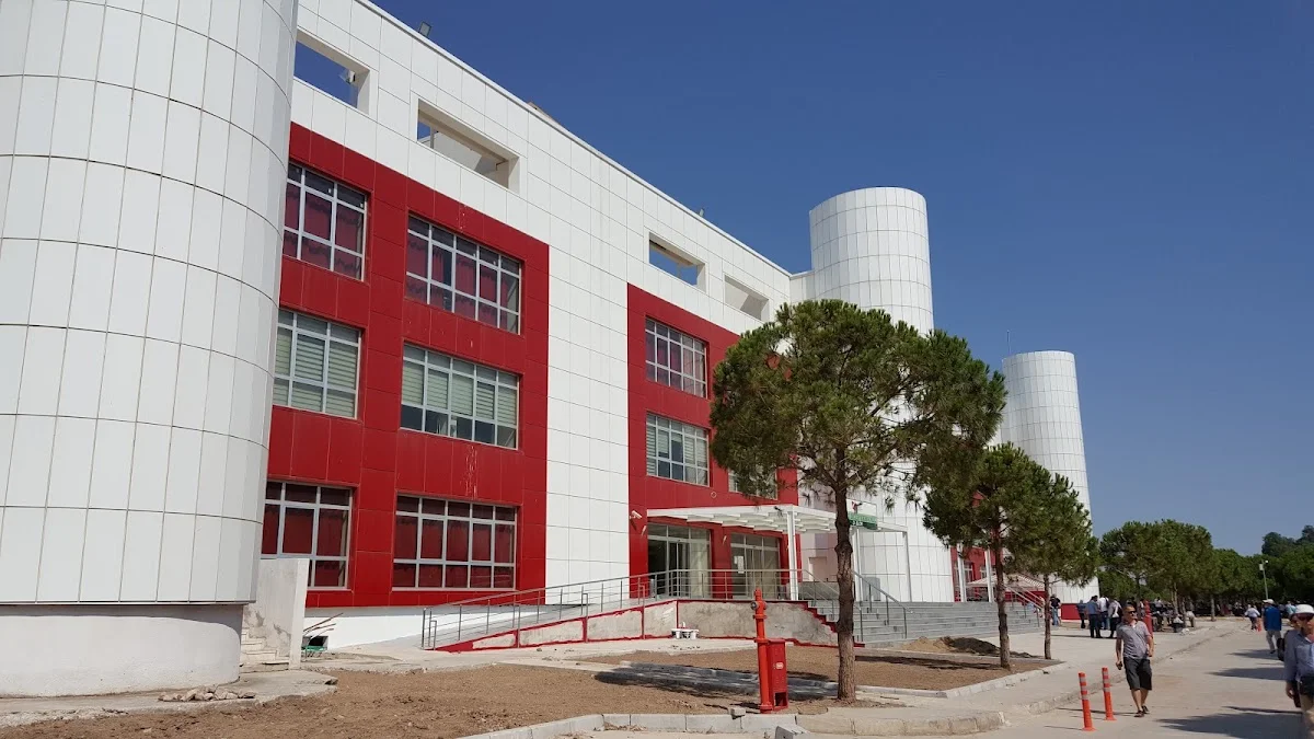 İZMİR KATİP ÇELEBİ ÜNİVERSİTESİ Kampüs Fotoğrafı
