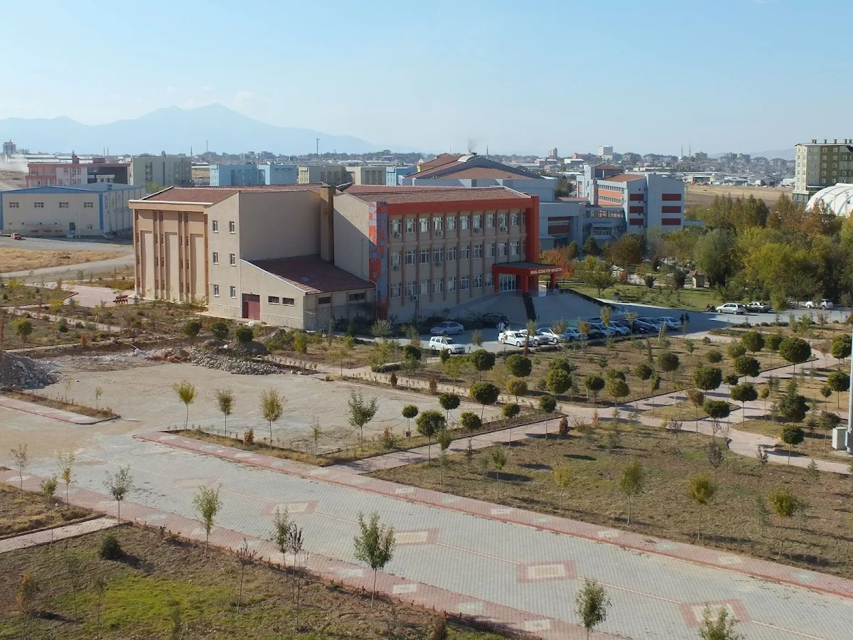 KARAMANOĞLU MEHMETBEY ÜNİVERSİTESİ Kampüs Fotoğrafı