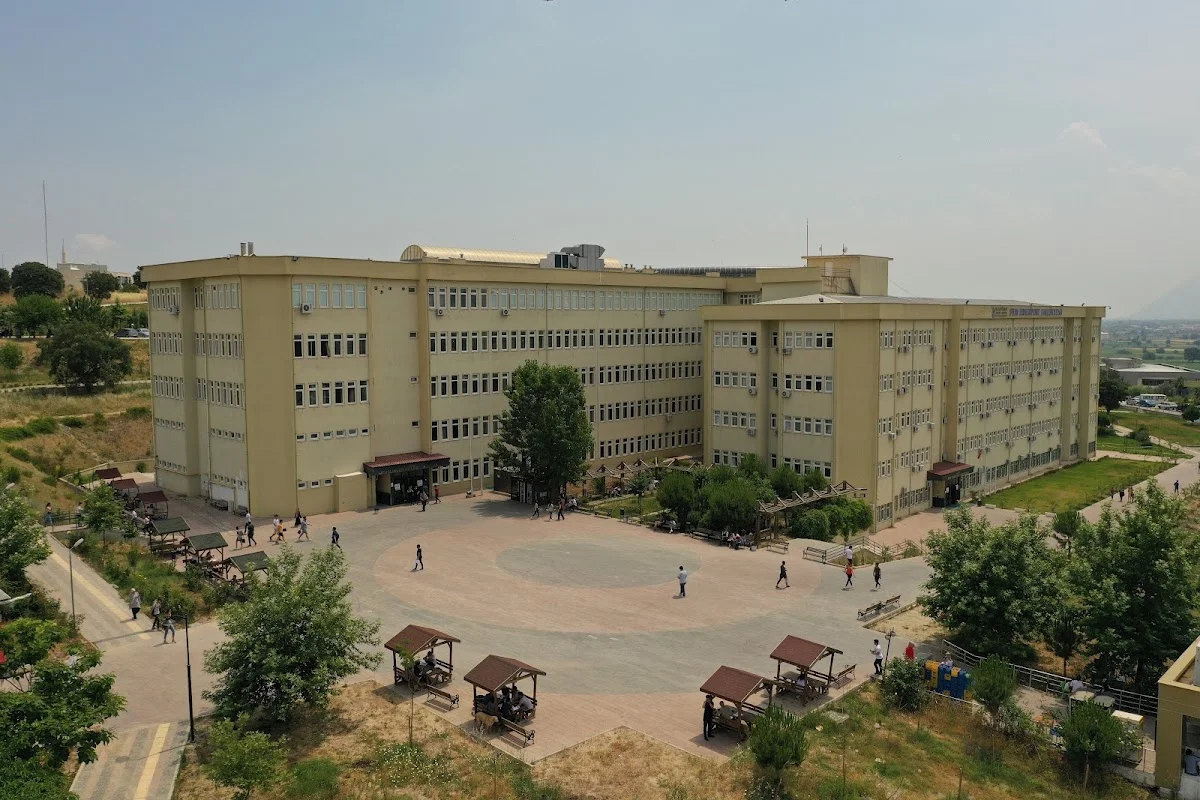 MANİSA CELÂL BAYAR ÜNİVERSİTESİ Kampüs Fotoğrafı