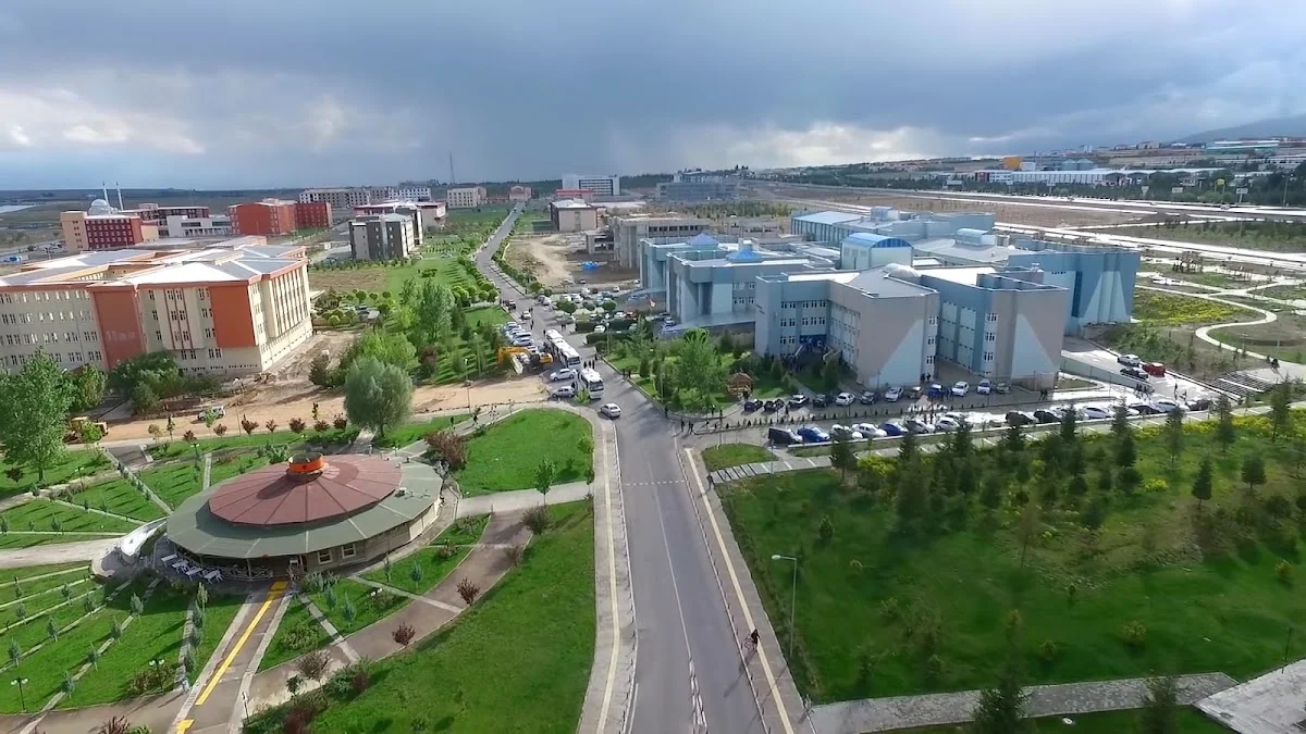 NİĞDE ÖMER HALİSDEMİR ÜNİVERSİTESİ Kampüs Fotoğrafı