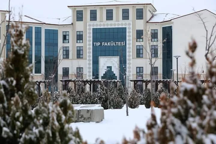NİĞDE ÖMER HALİSDEMİR ÜNİVERSİTESİ Kampüs Fotoğrafı