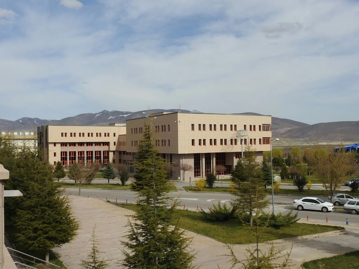 NİĞDE ÖMER HALİSDEMİR ÜNİVERSİTESİ Kampüs Fotoğrafı