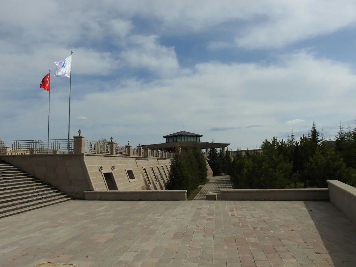NİĞDE ÖMER HALİSDEMİR ÜNİVERSİTESİ Kampüs Fotoğrafı
