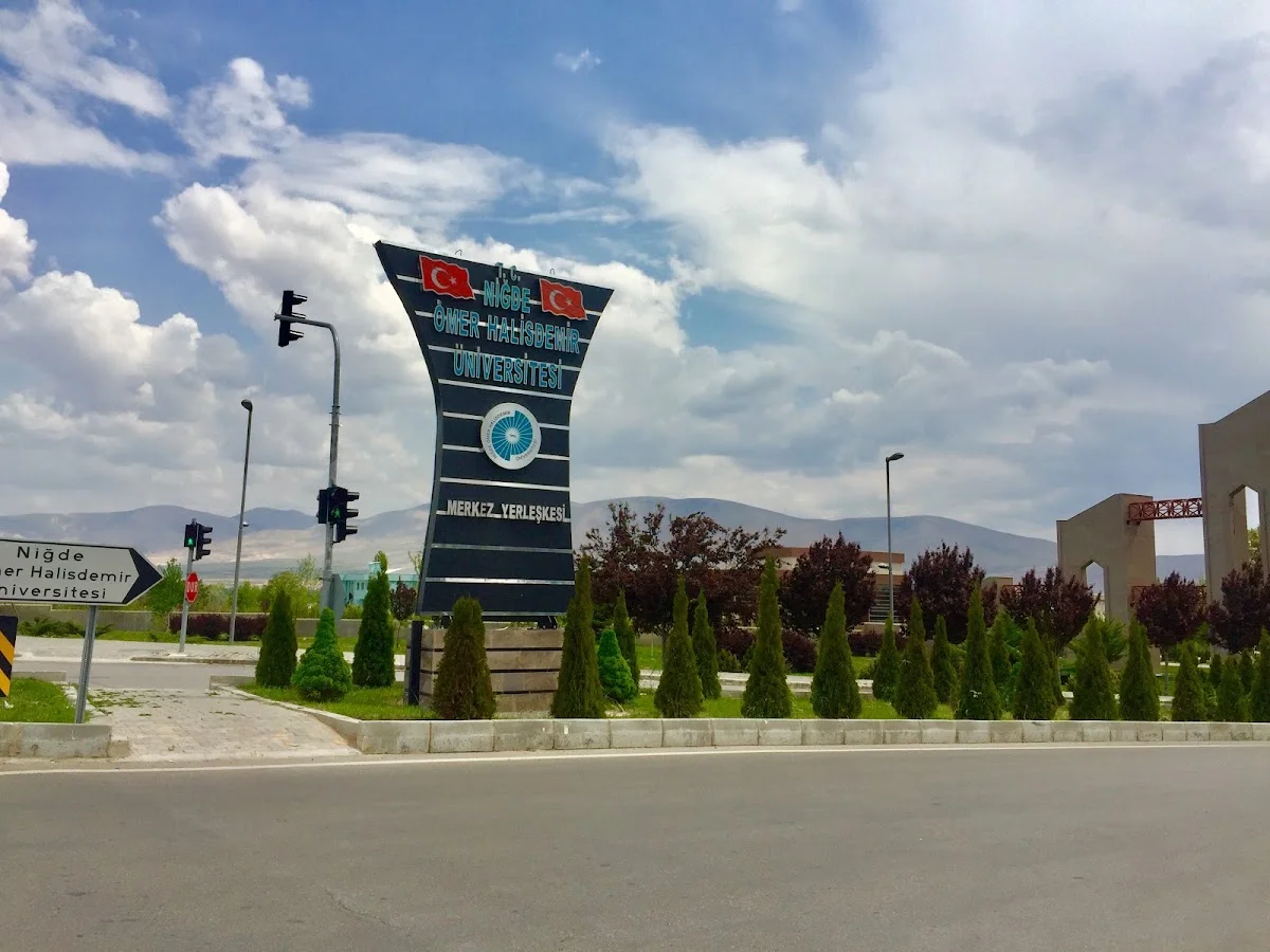 NİĞDE ÖMER HALİSDEMİR ÜNİVERSİTESİ Kampüs Fotoğrafı