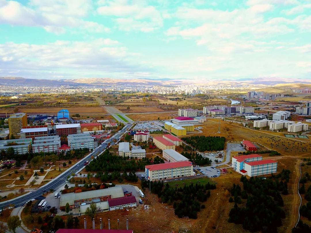 SİVAS CUMHURİYET ÜNİVERSİTESİ Kampüs Fotoğrafı