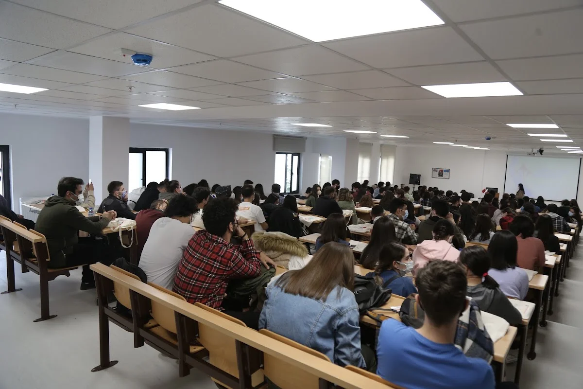 YÜKSEK İHTİSAS ÜNİVERSİTESİ Kampüs Fotoğrafı