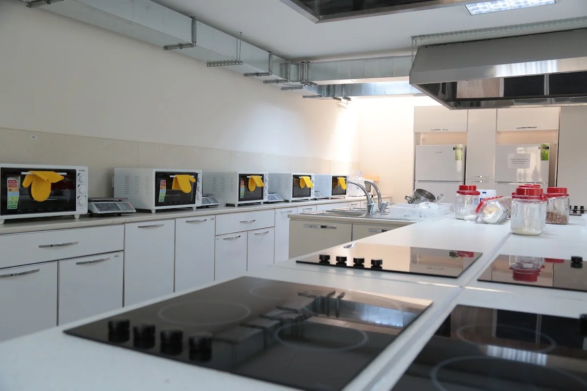 YÜKSEK İHTİSAS ÜNİVERSİTESİ Kampüs Fotoğrafı